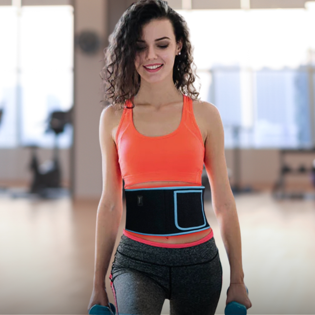 Edzőtermi jelenet: nő derékon vörös fényterápiás szalaggal; zsírbontás, bőrfeszesítés és regeneráció támogatása.