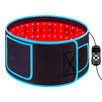 Fényterápiás szalag bekapcsolt vörös LED fényekkel és vezérlőegységgel.